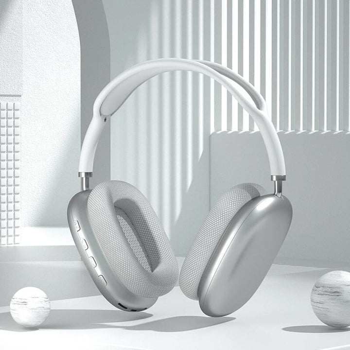 Person nyter musikk utendørs med komfortable trådløse Bluetooth over-ear hodetelefoner og Hi-Fi lyd.