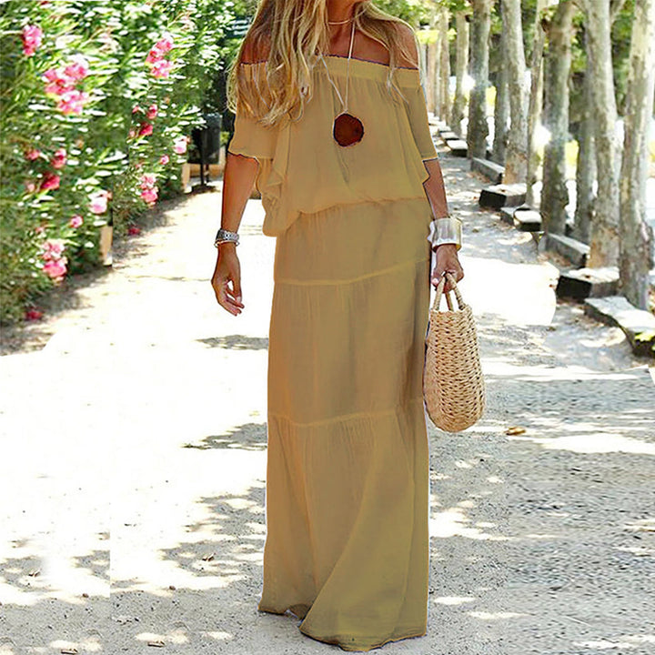 Elegant dame maxikjole med løs passform og korte ermer, viser flyt i stoffet, perfekt til sommerferien.