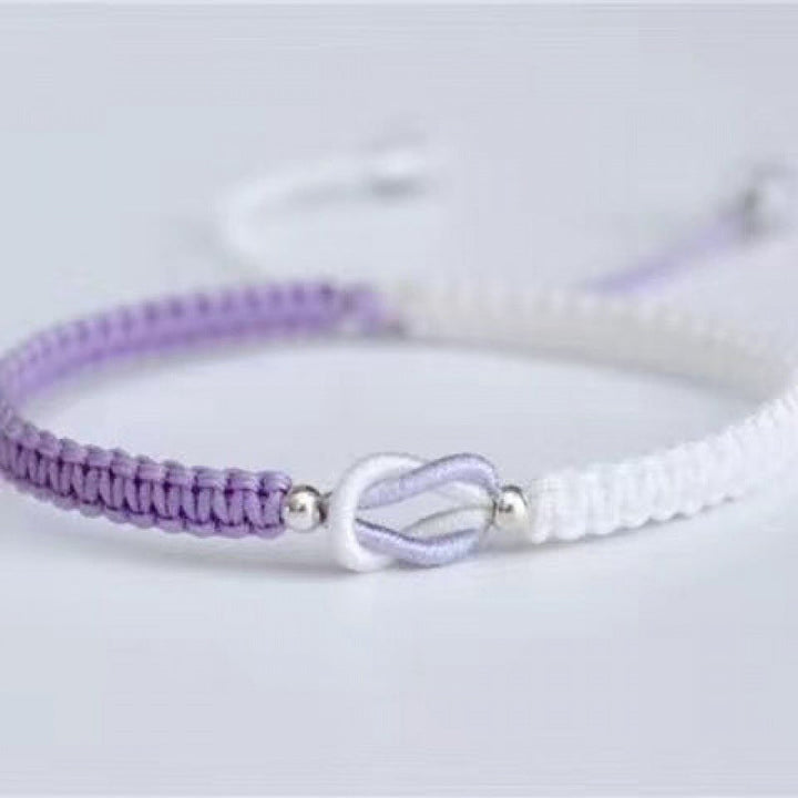 Håndlaget armbånd med flettet mønster, symboliserer bånd mellom generasjoner. Til bestemor/barnebarn.