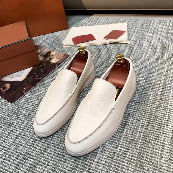 Bakfra-bilde av klassiske loafers som viser den solide hælen og elegante finishen. Komfortabel unisex sko for alle.
