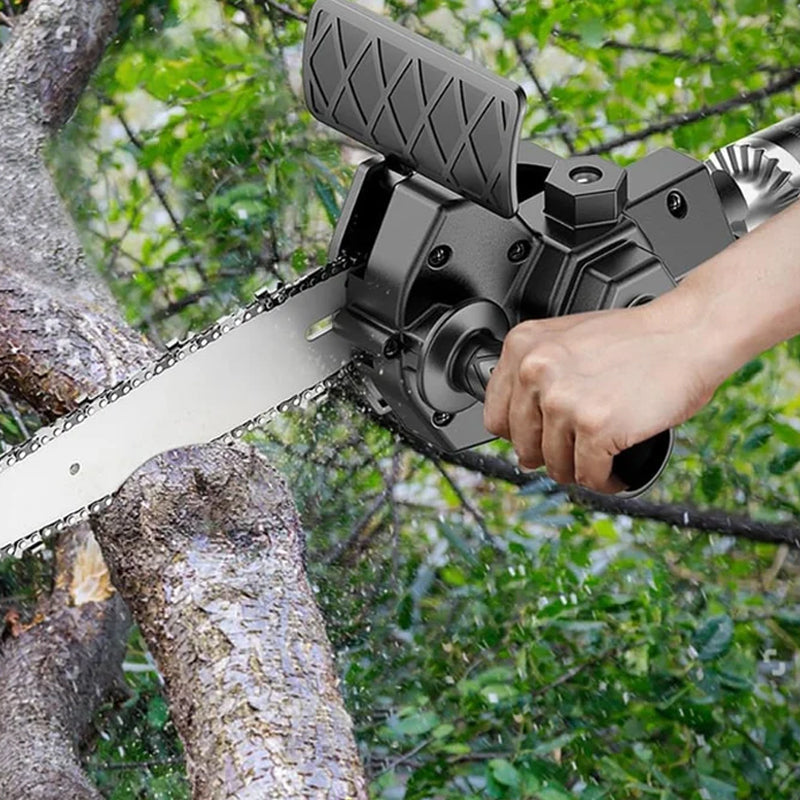 Universell borekjedesag-adapter for elektrisk drill; gjør drill om til mini motorsag for hagearbeid.