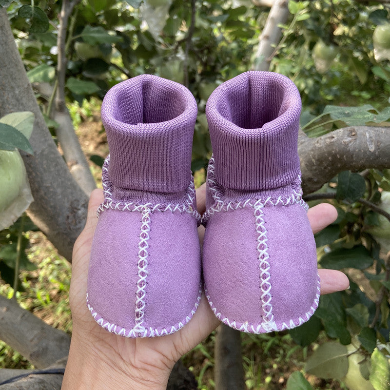 Varme babysokker med mykt fôr, perfekte som første sko og småbarns komfortsko.
