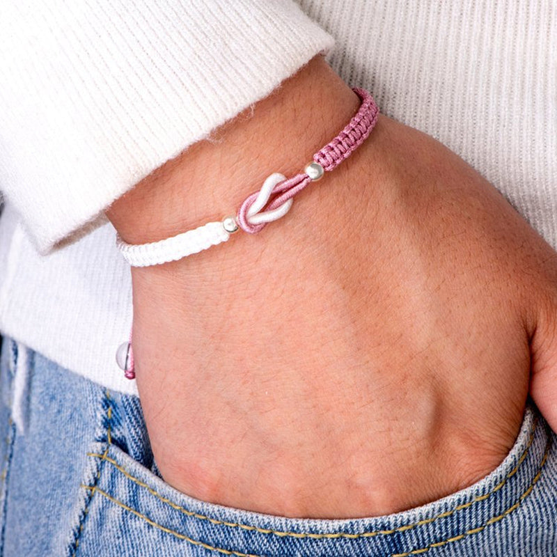 Håndlaget flettet armbånd for bestemor og barnebarn, symboliserer kjærlighet og familiens bånd.
