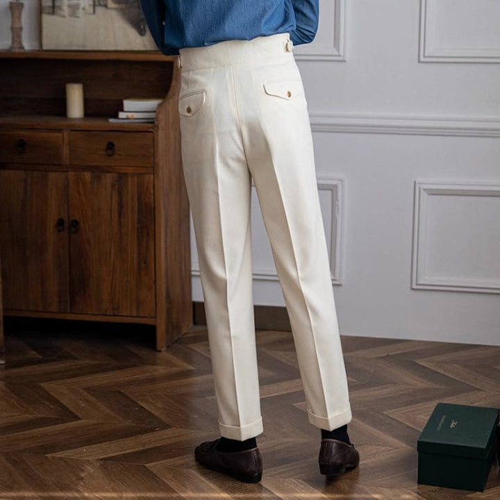 Detaljbilde av elegant spenne på klassisk menns dressbukse. Kvalitet og stil.
