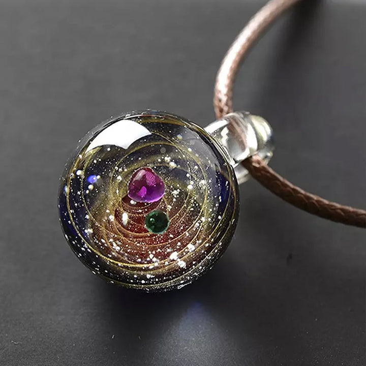 Stilrent unisex halskjede med kosmisk stjernetegn og glitrende glassperle, perfekt tilbehør.