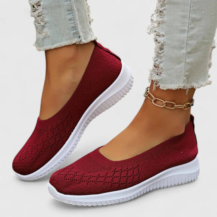 Klara lettvekt slip-on sko i strikk for dame. Komfortable og praktiske fritidssko.