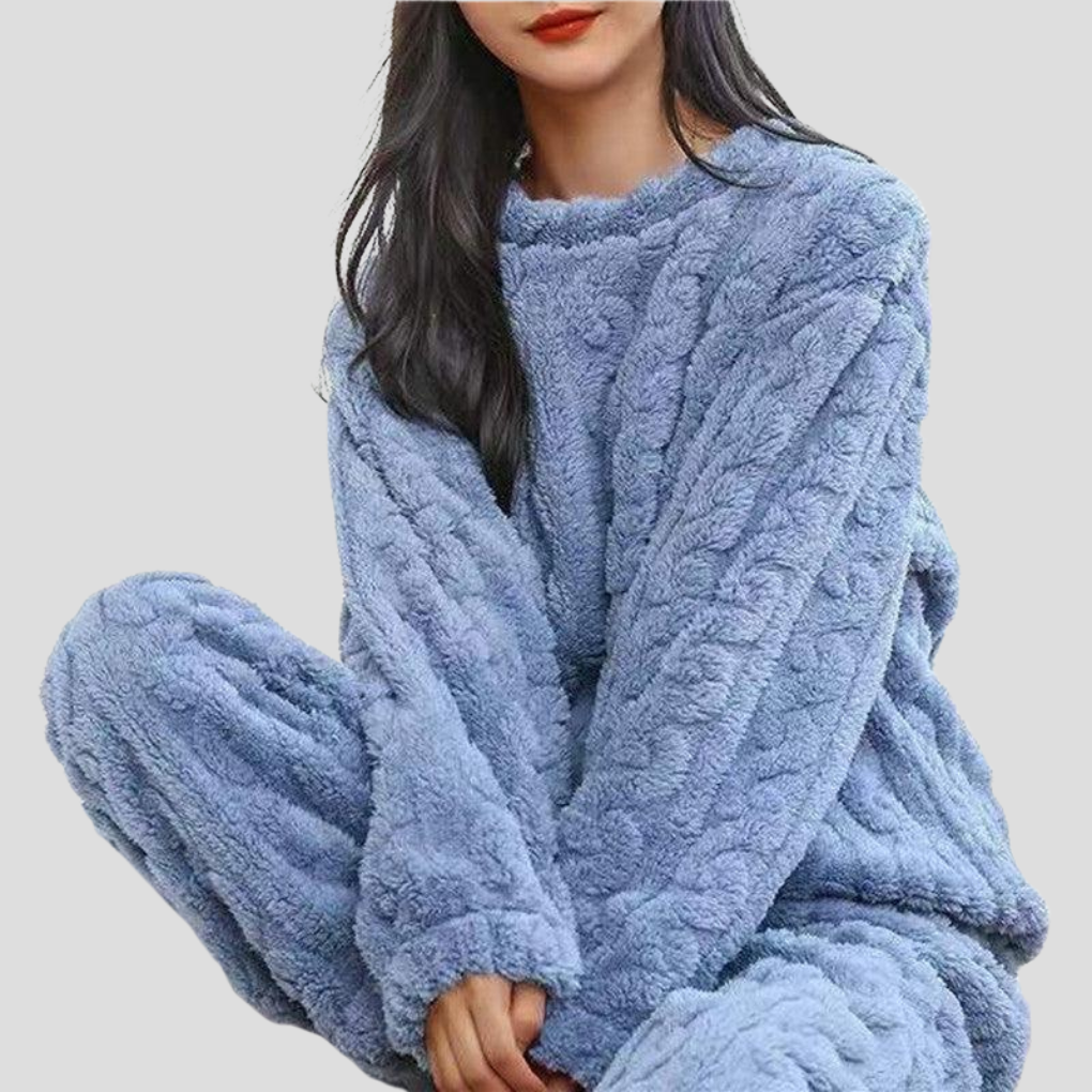 Mykt fleece pysjamassett for damer, perfekt for koselige vinterkvelder og avslapning.