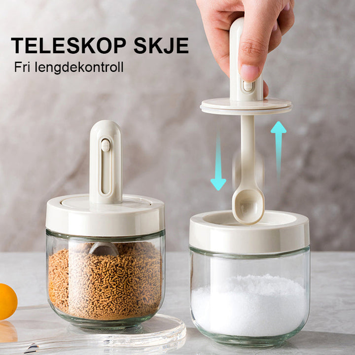 Organiser kjøkkenet med denne stilrene krydderkrukken i glass med justerbar skje.