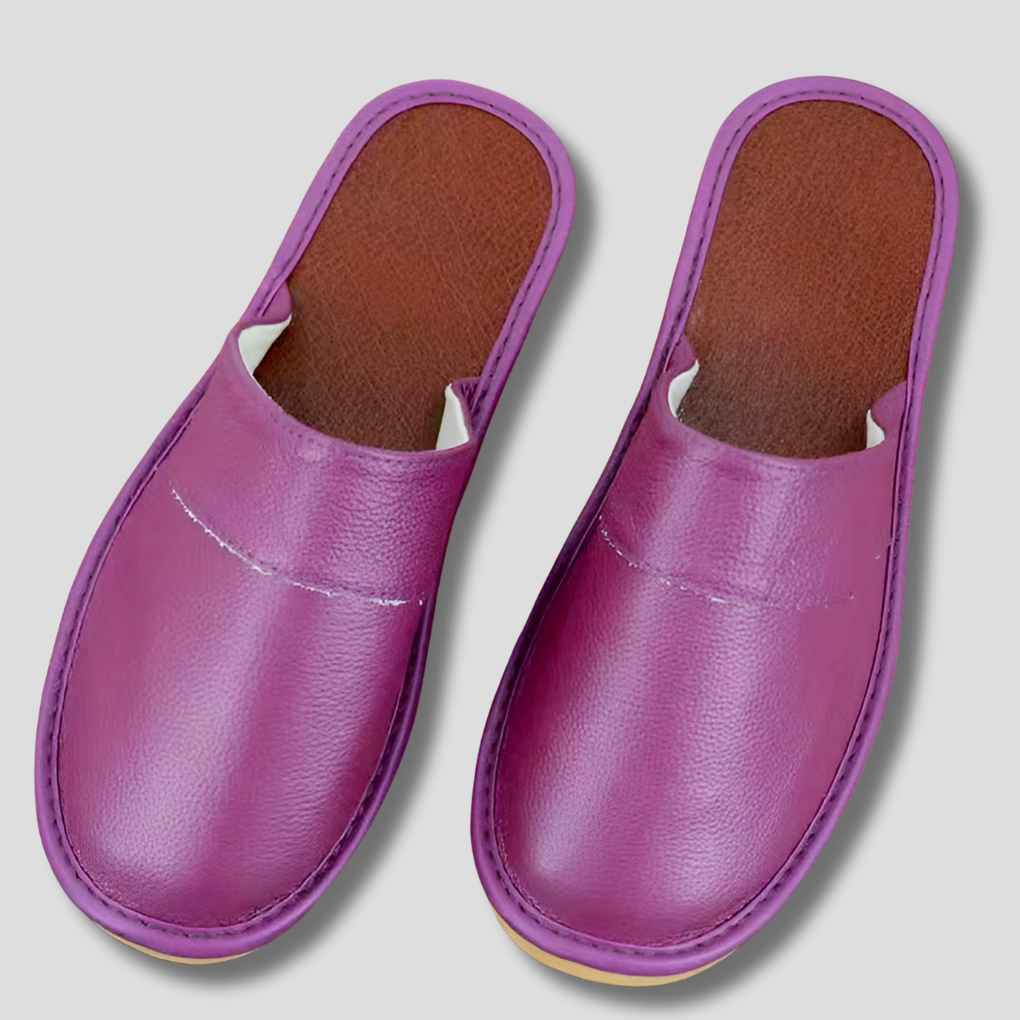 Et par menns sandaler for komfort hjemme, perfekte hverdagssko for en avslappet stil.