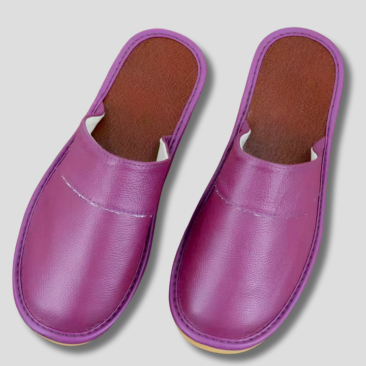 Et par menns sandaler for komfort hjemme, perfekte hverdagssko for en avslappet stil.