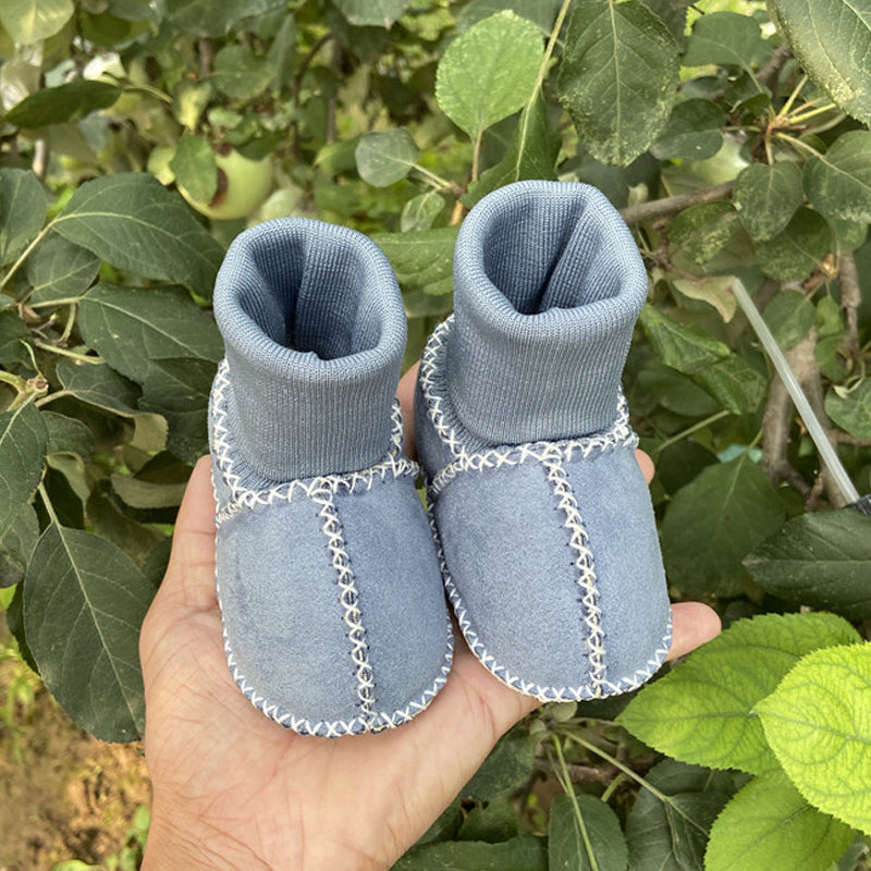 Barnesko med varmt pelsfôr og antiskli funksjon, sikre og komfortable for baby.