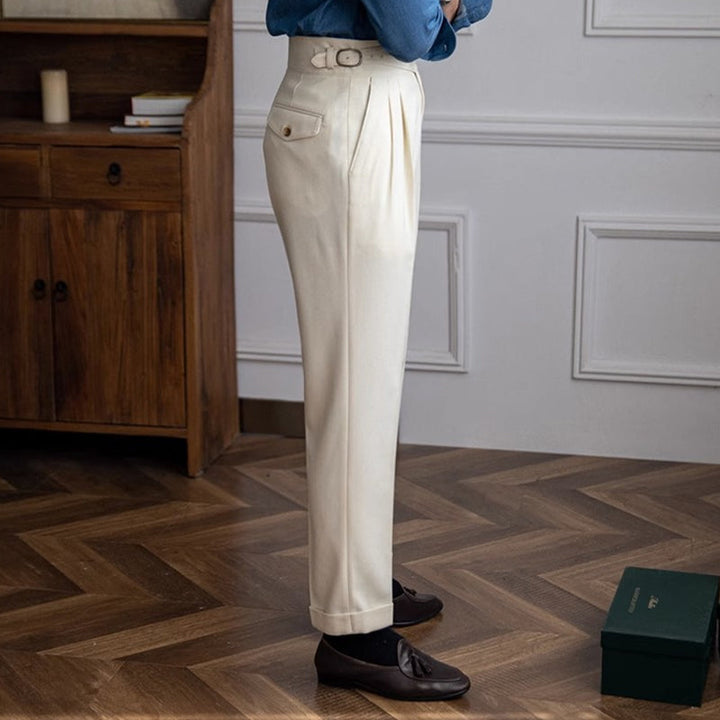 Menns tidløse dressbukse. Elegant design med spenne, ideell for den moderne mann.