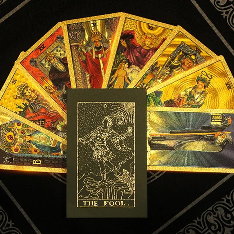 Vakre gullforgylte tarotkort, et mystisk verktøy for spådom og personlig vekst.