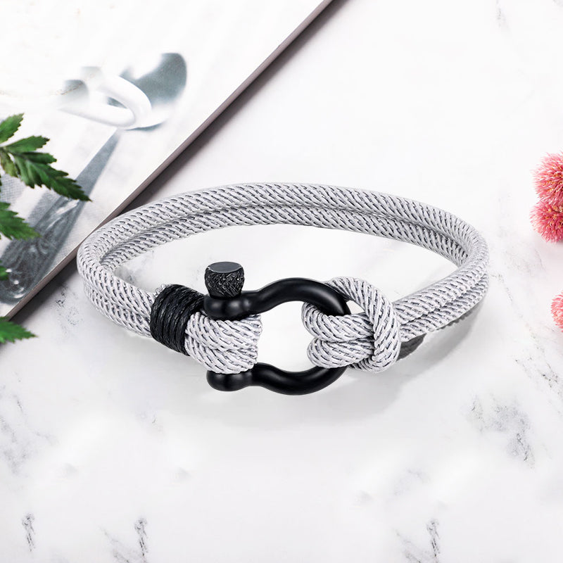 Moderne flettet armbånd i tau, unisex, med minimalistisk nautisk ankerdesign.