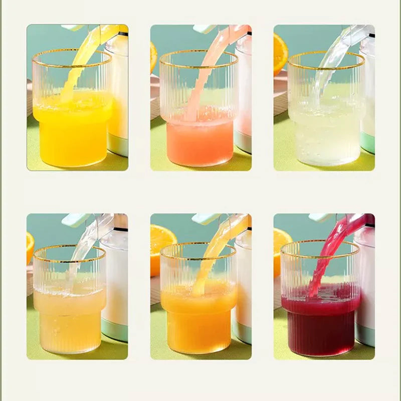 En samling friske frukter og grønnsaker ved siden av den automatiske juicepressen, klar til bruk.