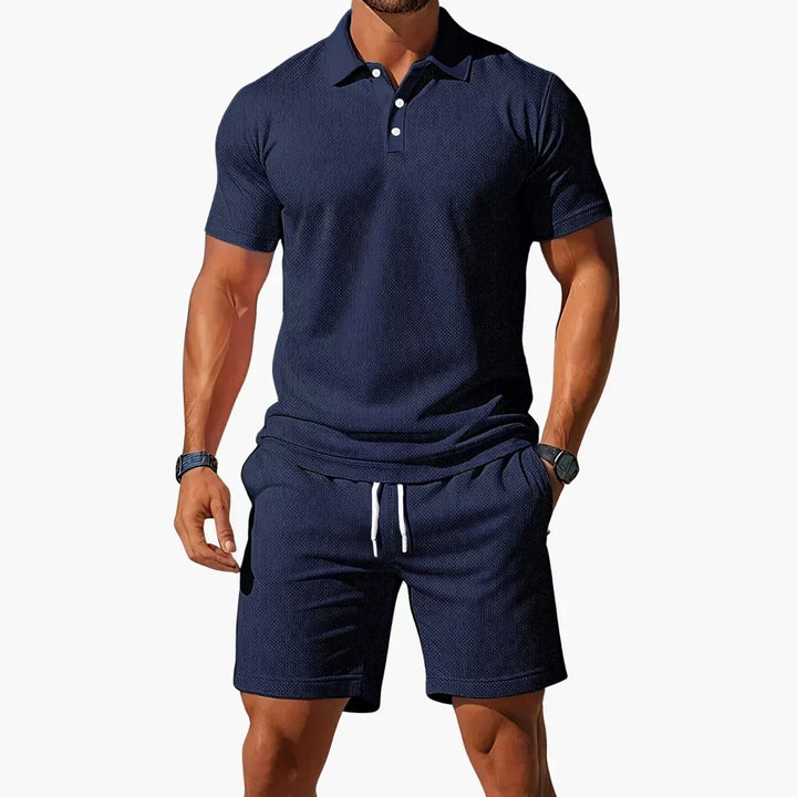 Nærbilde av Nathan poloshirt for menn. Myk, pustende sommerpolo i marineblått for komfortabel fritidsbruk.