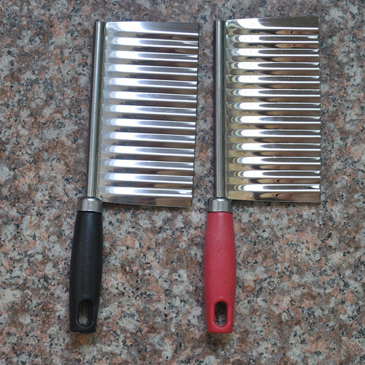 Ergonomisk bølget potet- og grønnsakskutter i rustfritt stål. Perfekt for rask og enkel tilberedning.