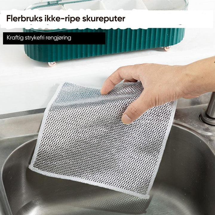 Våt metalltråd oppvaskklut i bruk, fjerner effektivt smuss og fett fra kjøkkenoverflater og redskaper.