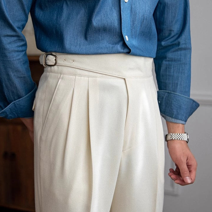 Svart, klassisk dressbukse for menn med stilfull spenne. Essensiell herremote.