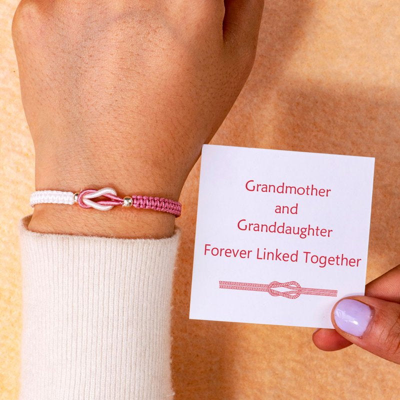 Vakkert flettet armbånd, en unik kjærlighetsgave fra bestemor til barnebarn. Håndlaget design.