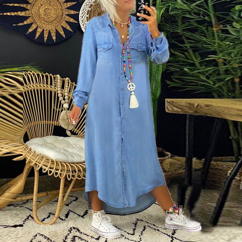 Dame langermet denimkjole i tidløs stil. Komfortabel casual maxikjole med knapper, perfekt for vår og høst.