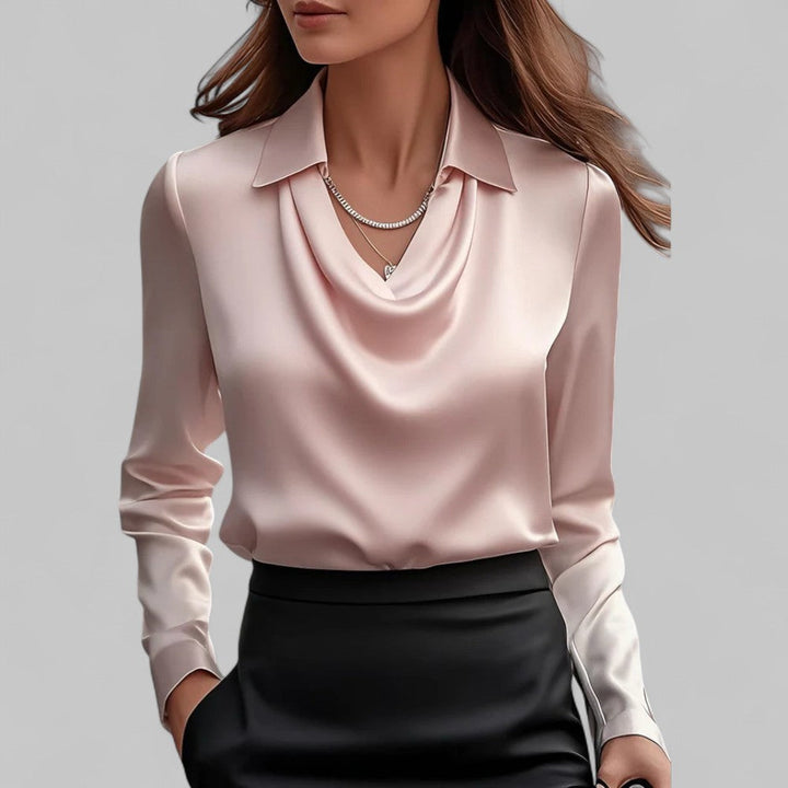 Motebevisst damebluse med behagelig passform. Elegant topp med lange ermer og vannfallutringning.