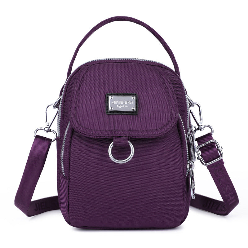 Fargerik og vanntett crossbody-veske, det perfekte tilbehøret for stilbevisste kvinner.