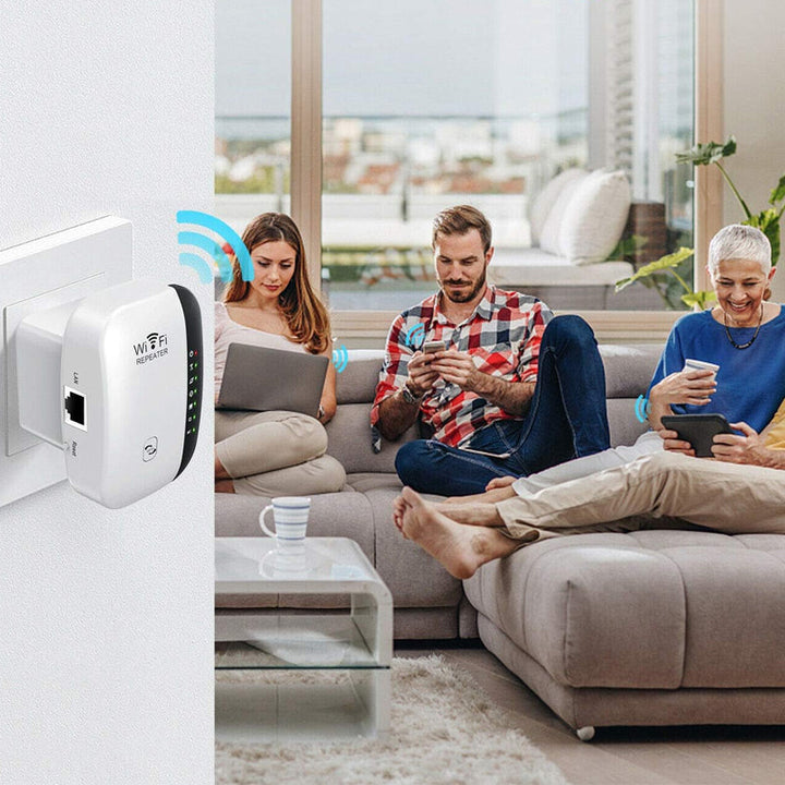 Hvit WiFi-repeater med EU-plugg for stabil og rask internettdekning hjemme, ideell for gaming og smarthjem.