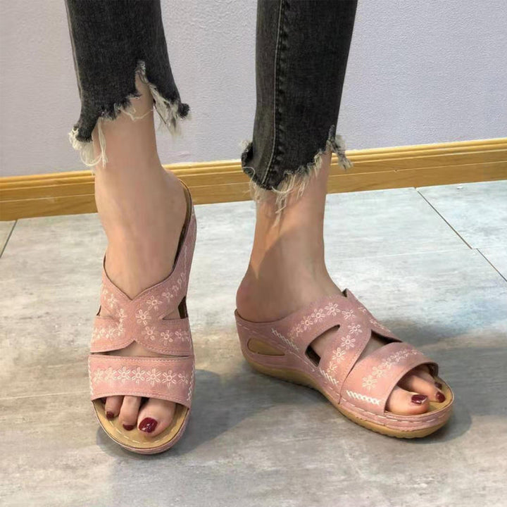 Komfortable flate damesandaler, sklisikker såle for sommer og strand.