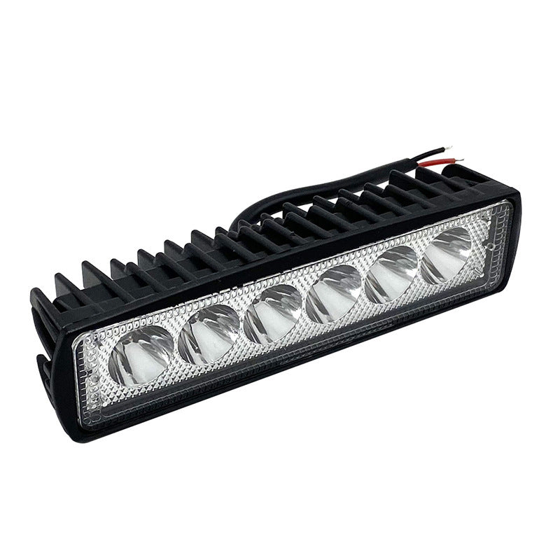 Produktpakke for robust LED arbeidslys for kjøretøy. Viser universal 12V/24V, vanntett og offroad funksjoner.