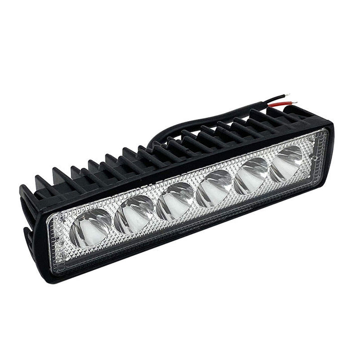 Produktpakke for robust LED arbeidslys for kjøretøy. Viser universal 12V/24V, vanntett og offroad funksjoner.