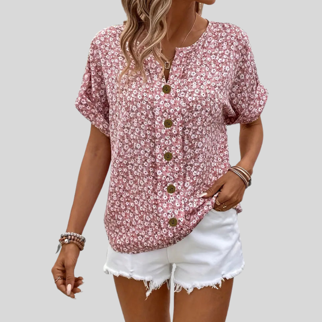 Lett og elegant blomstrete sommertopp med knapper, vist på modell med løs og behagelig passform.