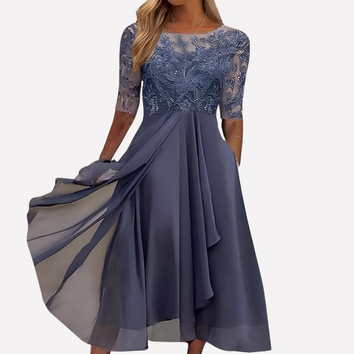 Lang kvinners selskapskjole i chiffon med delikate blomsterblonder. Ideell som festkjole.