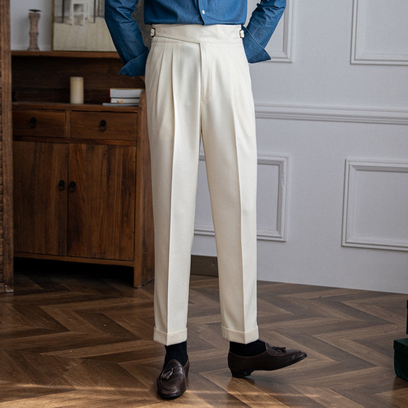 Herrebukse for formelle antrekk. Tidløs dressbukse med spenne for et elegant preg.