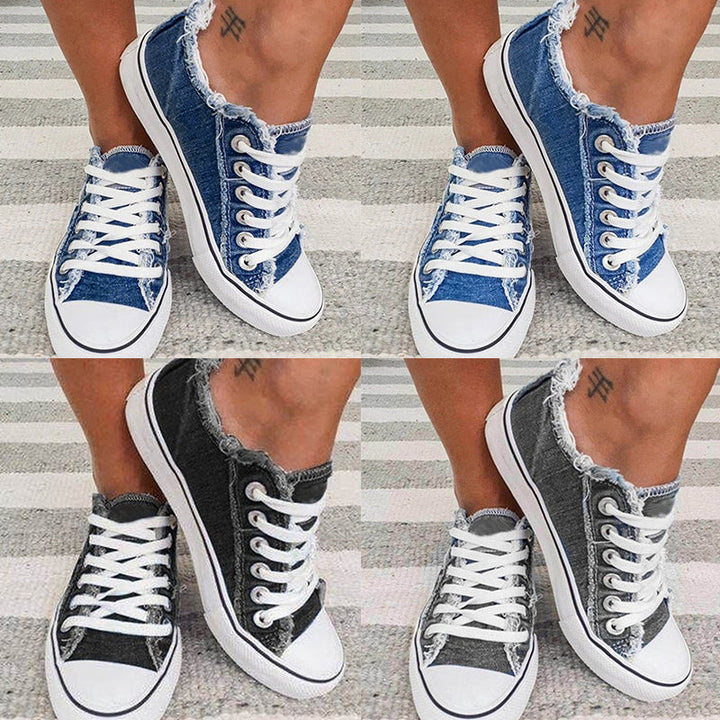 Sporty-casual unisex sko i denim lerret med blomstermønster, snøring, for avslappede dager.