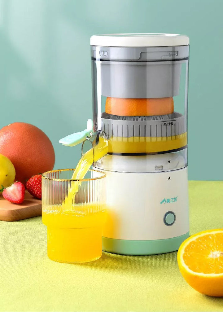 Elektrisk juicer i aksjon, presser appelsiner til fersk, sunn juice. Automatisk og effektiv.