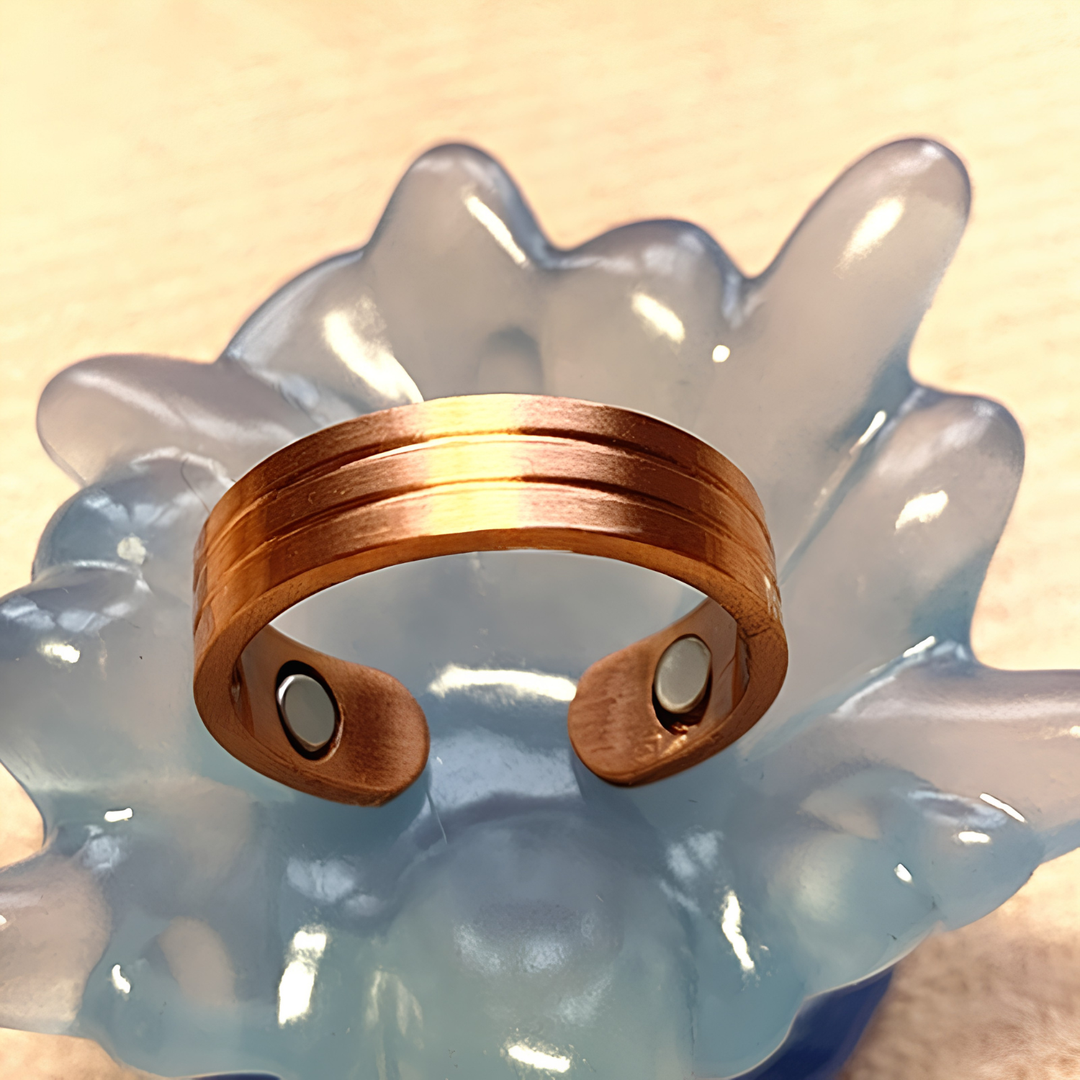 Elegant justerbar kobberring i fransk stil med glitrende kattøye sten. Perfekt unisex tilbehør.