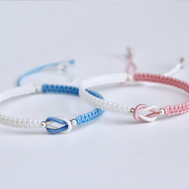 To flettede armbånd sammen, symboliserer båndet mellom bestemor og barnebarn. Justerbar passform.