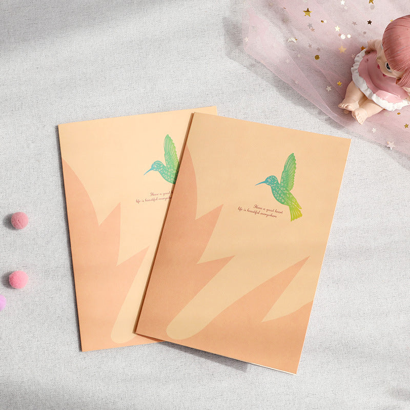 Send en unik morsdagshilsen med dette pop-up blomsterkortet. Kolibri og liljemotiv.
