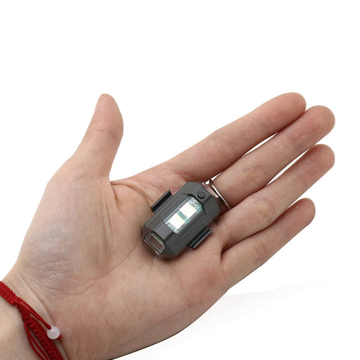 USB-oppladbart LED strobelys for droner og kjøretøy. Essensielt for økt synlighet og varsling.