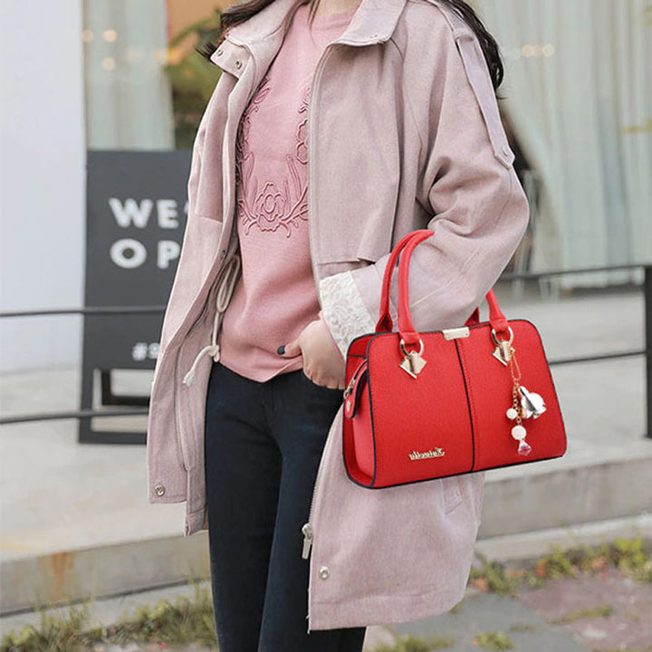 Nærbilde av den myke teksturen til den elegante PU skinn håndvesken, som viser kvalitet og holdbarhet.