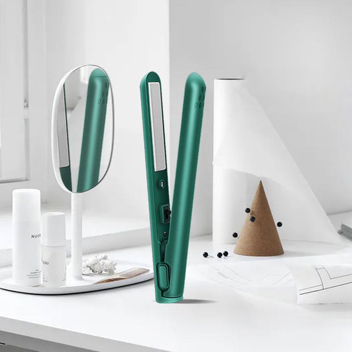 Reisevennlig USB hårstyling verktøy. Mini rettetang og krølltang for kvinner på farten.