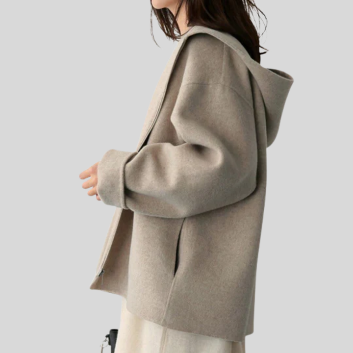 Casual dame glidelåsjakke i kaki. Allværs hettejakke for kvinner, ideell for hverdagsbruk og utendørsaktiviteter.