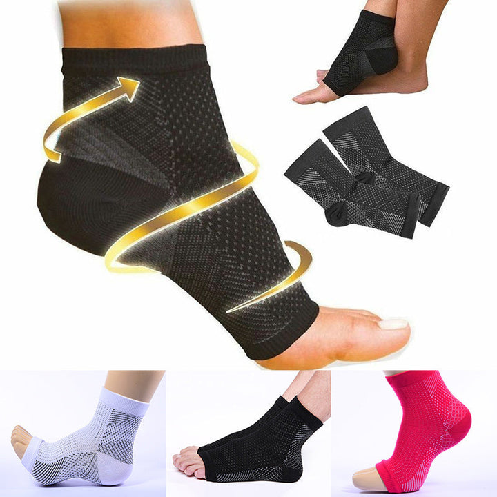 Person iført Unisex Soothe kompresjonssokker, viser tettsittende passform for optimal fotstøtte og komfort.