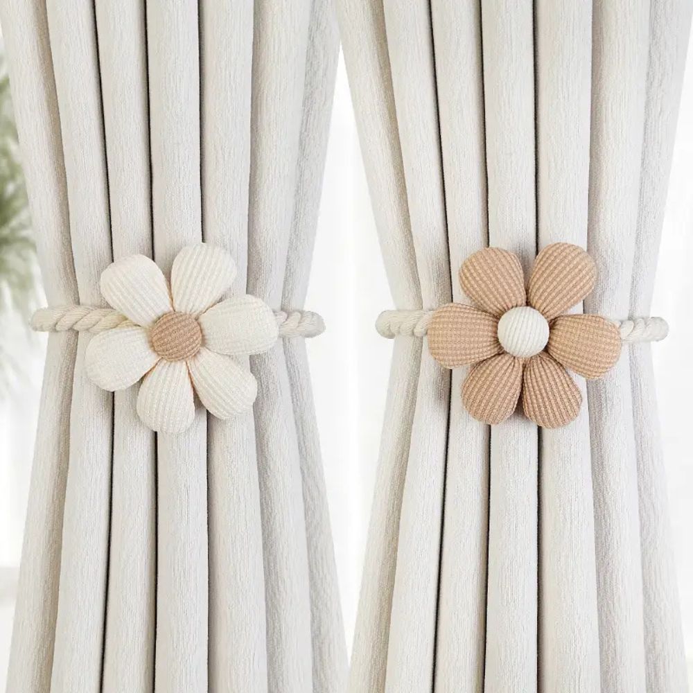 Magnetisk gardinholder med beige blomsterdesign. Dekorativt tilbehør for stue og soverom gardiner.