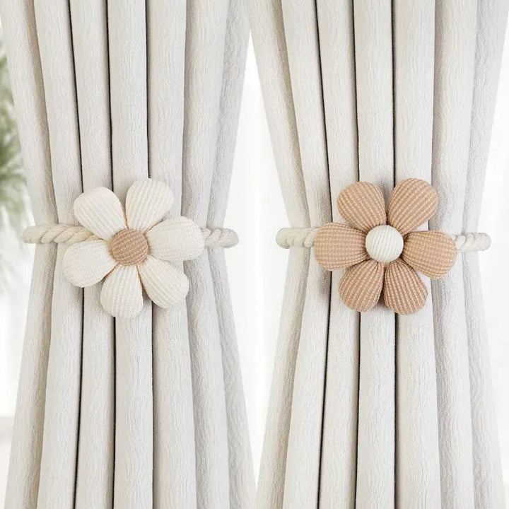 Magnetisk gardinholder med beige blomsterdesign. Dekorativt tilbehør for stue og soverom gardiner.