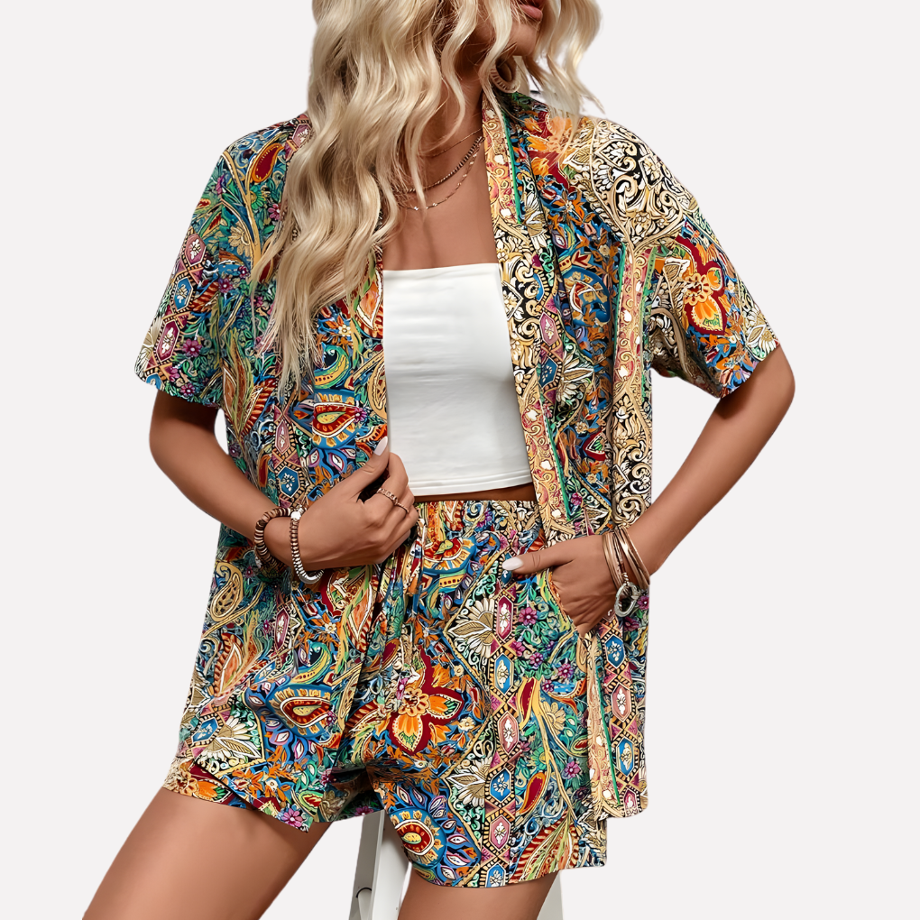 Komfortabelt kvinners sommersett med lett kimonoskjorte og shorts. Ideelt for casual bruk eller ferie.