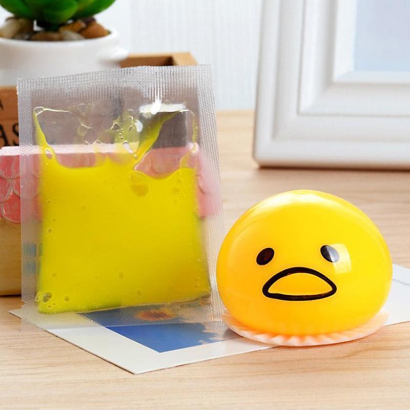 Nærbilde av eggeplomme stressball som 'spyttes' ut. Unik og avslappende leke for å lindre stress.