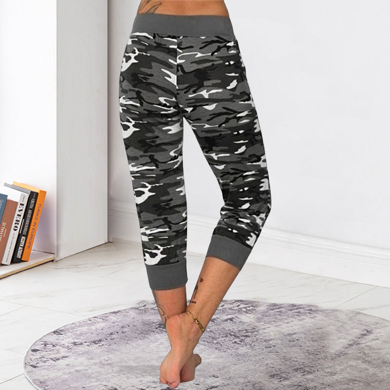 Kvinner yogabukser med kamuflasjetrykk for trening og stil.