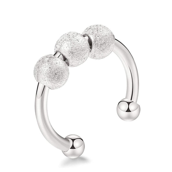 Nærbilde av justerbar sølv angstring. Detaljert unisex fidget ring for effektiv stress- og angstreduksjon.